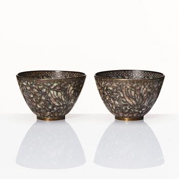 A pair of cloisonné cups, late Qing dynasty.