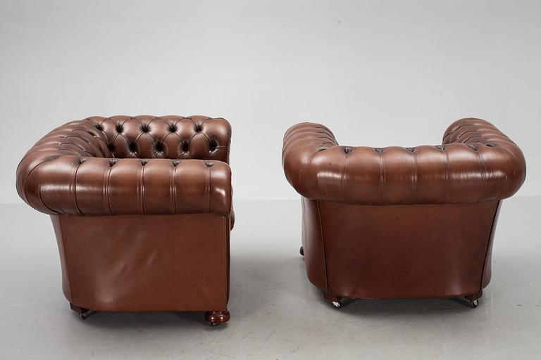 FÅTÖLJER, ett par, Chesterfield-modell 1900-talets andra hälft.