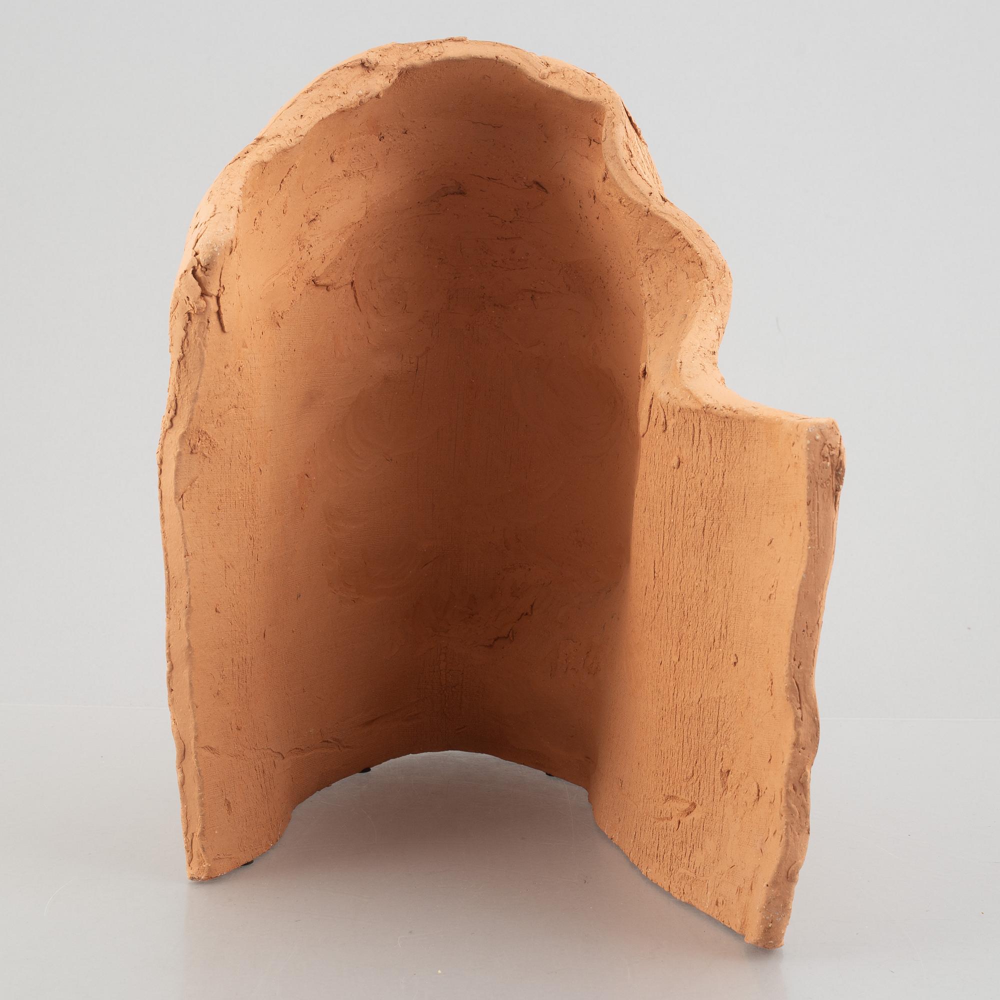 Hertha Hillfon, A head.