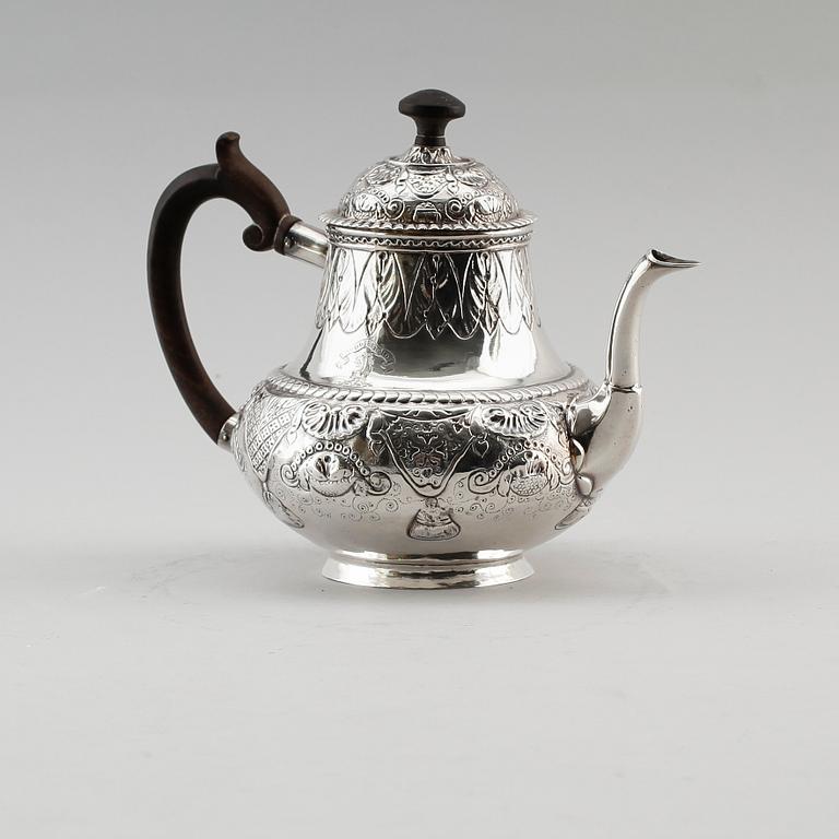 TEKANNA, silver, 1800-talets första del. Vikt ca 274 g.