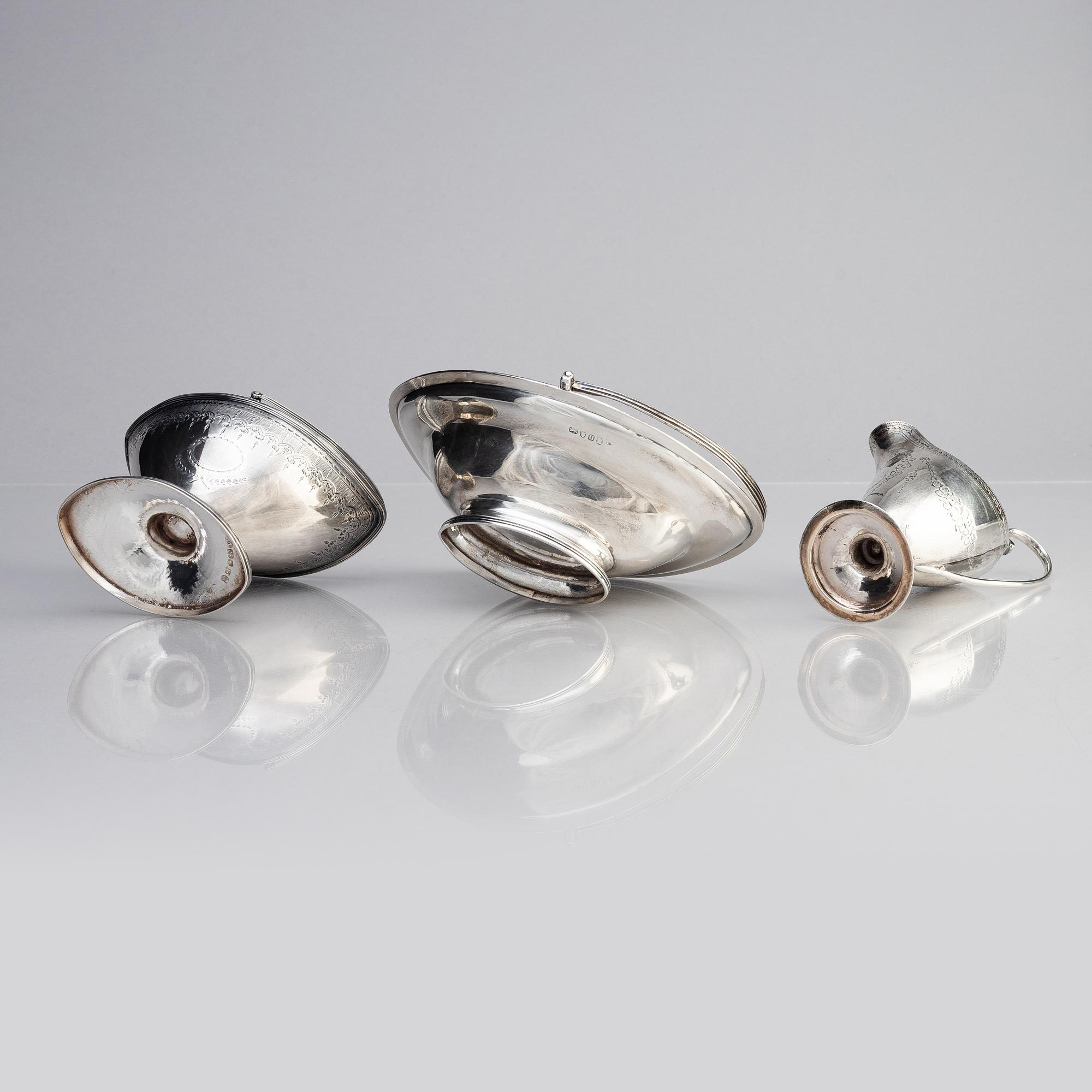 Skålar, 2 st, samt gräddkanna, silver, London, England, 1700-tal.