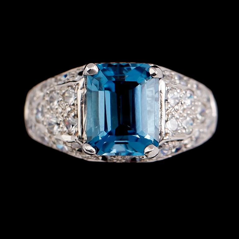 RING, silver, blå topas ca 3.00 ct, vita safirer.