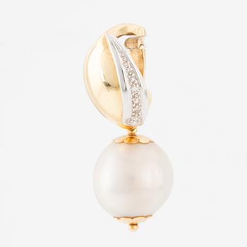 Pendant, 18K gold with small brilliant-cut diamonds and a cultured South Sea pearl.