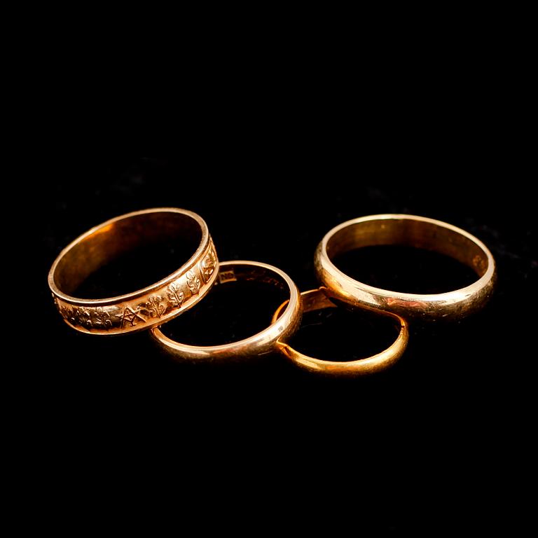 RINGAR, 4 st, 18 och 23 k guld. Vikt ca 18 k, 15 gram. 23 k, 3 gram.