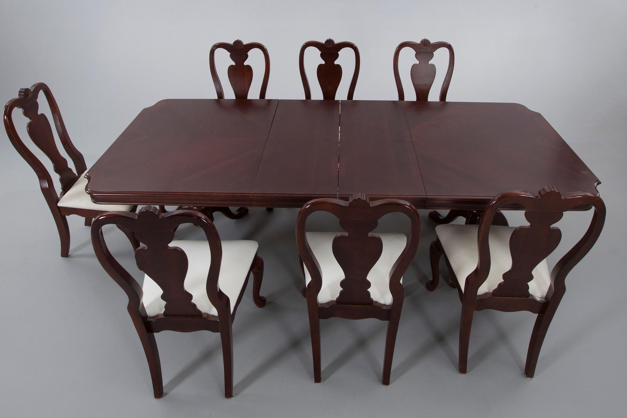 A SET OF 7 ROKOKO-STYLE DINING CHAIRS AND A TABLE, 20th century.