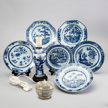 A set of six blue and white plates, a vase mounted as a lamp, and a jar with cover, Qin dynasty, Qianlong (1736-95).