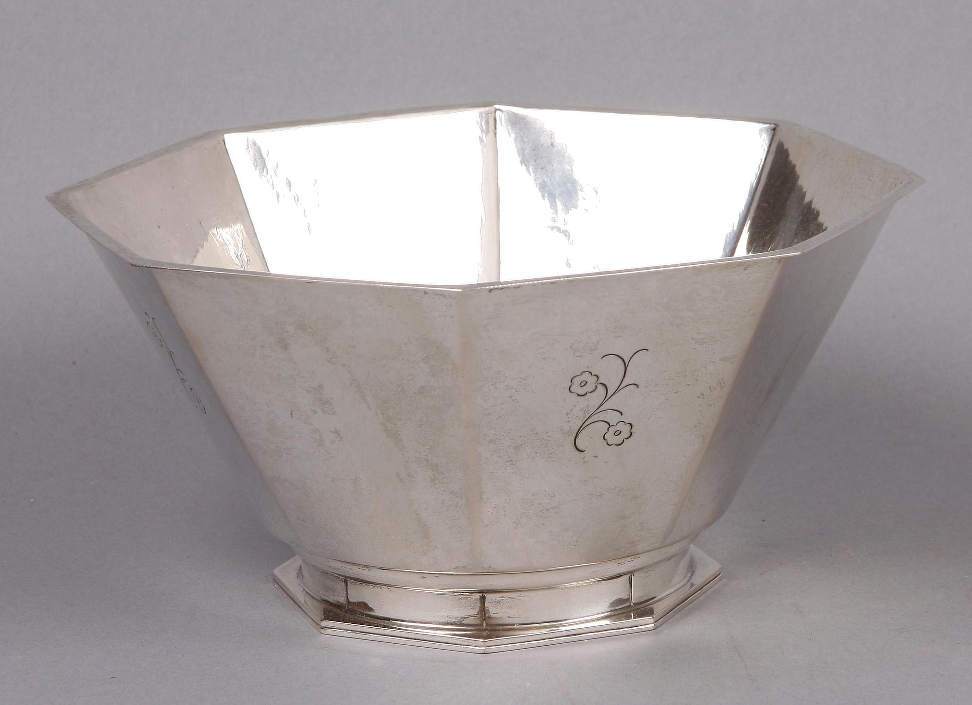 SKÅL, silver, CG Hallberg 1932. Vikt ca 400 gram.