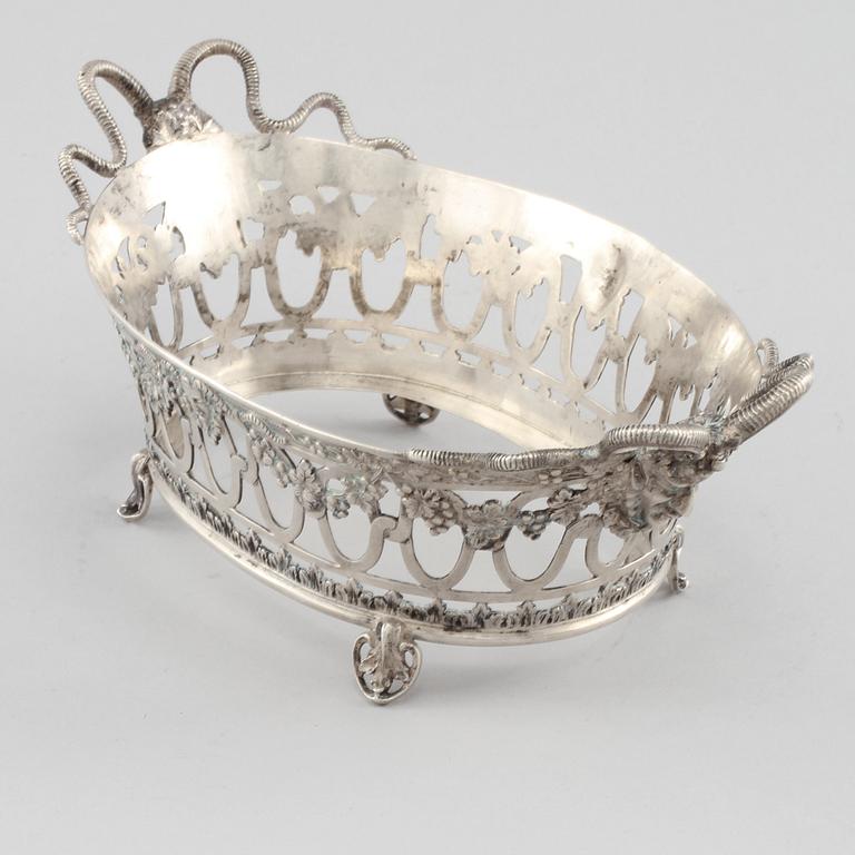 JARDINIERE, silver, Johann Siegmund Kurz & Co, Hanau, troligen omkring år 1900. Vikt 317 g.