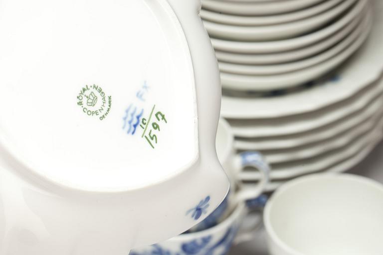 KAFFESERVIS, 15 delar. Porslin. "Blå blomst", Royal Copenhagen.
