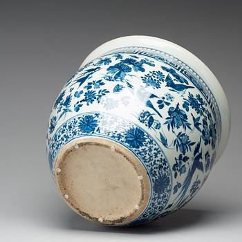 A large blue and white flower pot, late Qing dynasty, 18th Century.