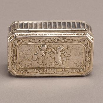 JOHAN GUSTAV HENTZELL dosa silver delvis förgylld, Kalmar 1903 medföljer två engelska dosor.