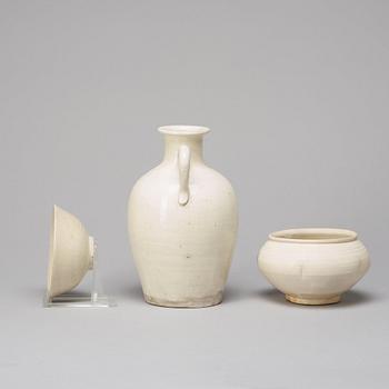 KANNA, KRUKA samt SKÅL, keramik. Sydostasien, troligen 1500-1600-tal.