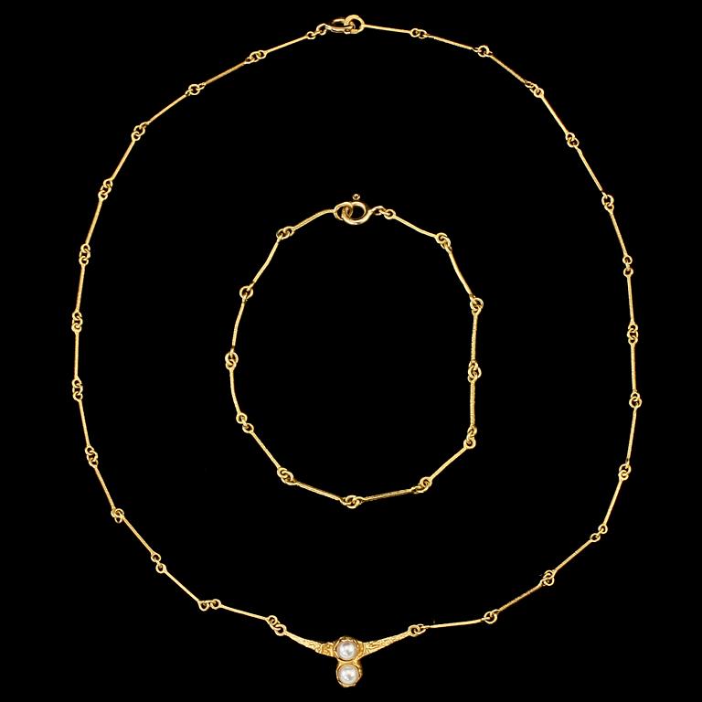 COLLIER samt ARMLÄNK, 18k guld med 2 odlade pärlor, Björn Weckström, Lapponia, 1990. Vikt tot 8 g.