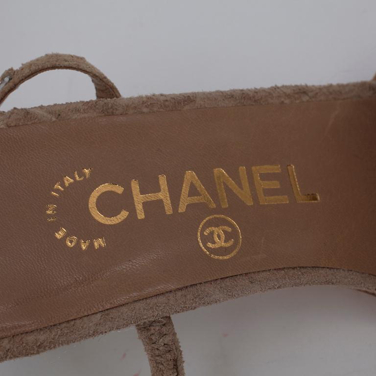 CHANEL, a pair of beige suede sandalettes.