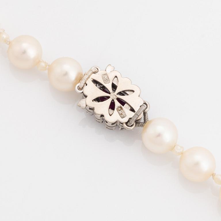 Cultured pearl necklace, clasp 18K white gold, ruby and brilliant cut diamonds.