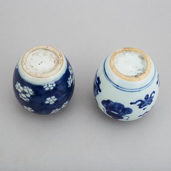 Tekrukor, två stycken, porslin. Qingdynastin, Kangxi (1662-1722).