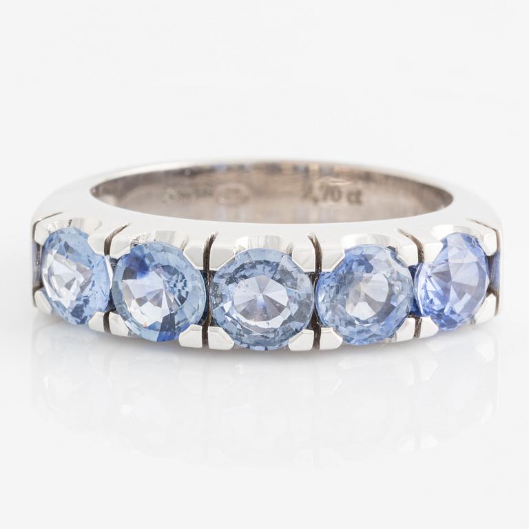 Ring with round faceted sapphires.