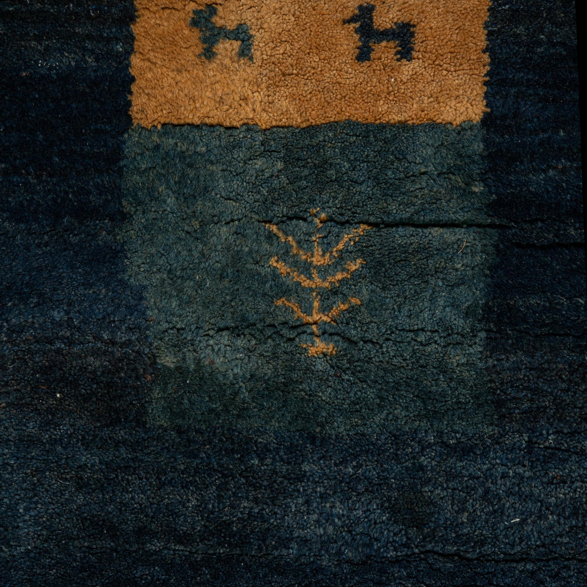 A carpet, oriental, ca 284 x 180 cm.