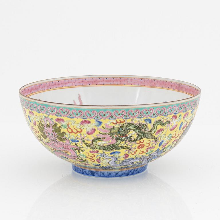 A Chinese Republic 'Dragon' bowl, early 20th Century.