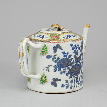 A large famille rose teapot with cover, Qing dynasty, late 19th century.