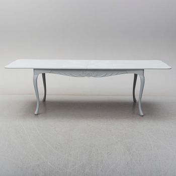 A rococo style dining table and six chairs, end of 20th century.