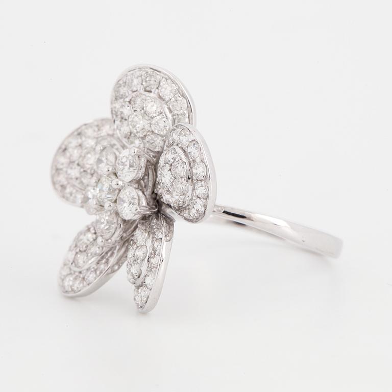 Brilliant-cut diamond flower ring.