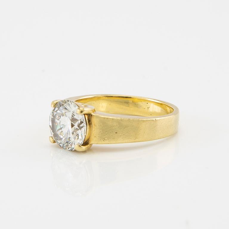 Ring solitär 18K guld med en ca 2,14 ct rund briljantslipad diamant.