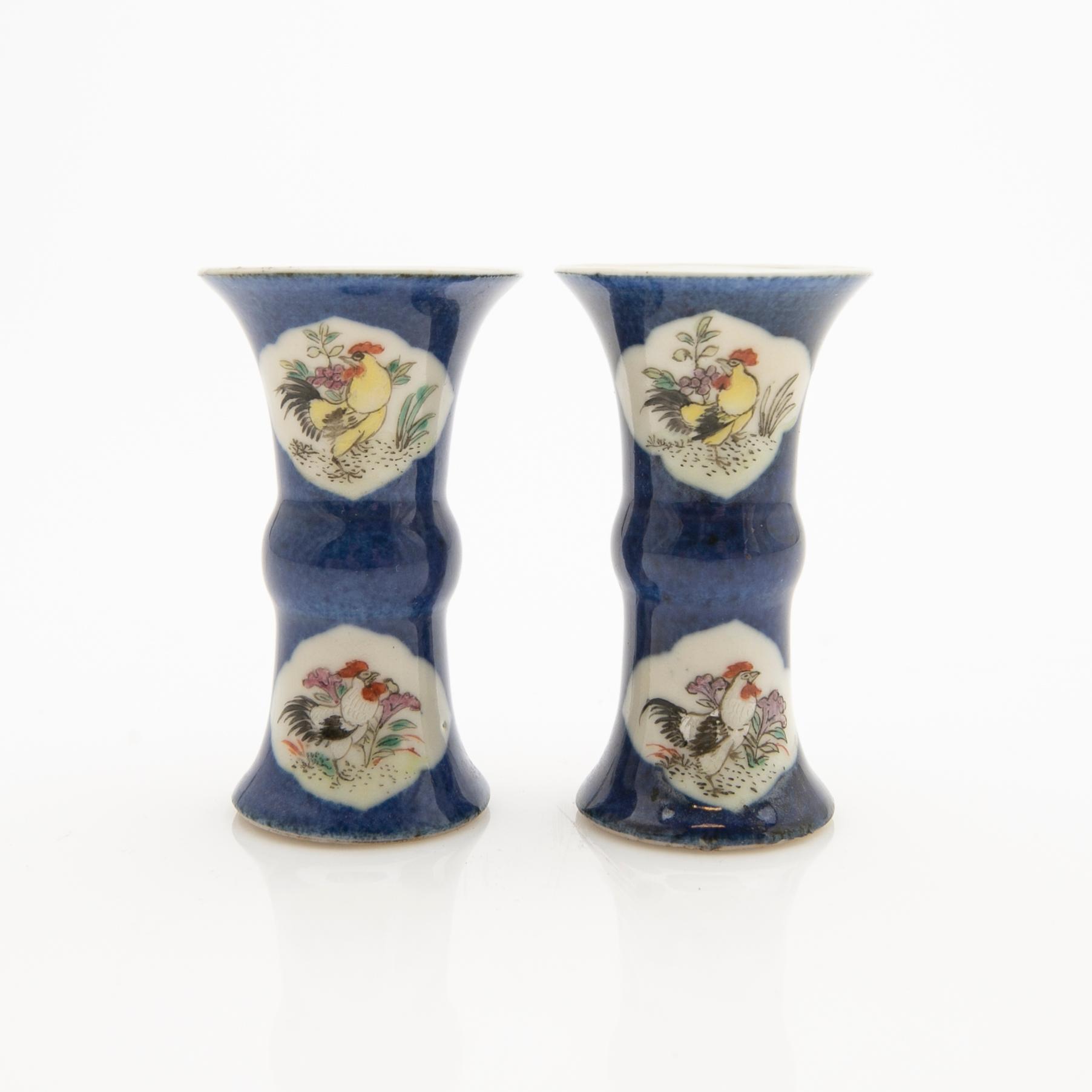 A lot comprising 3 pieces of porcelain, China, Qing dynasty, late 19th/20th century.