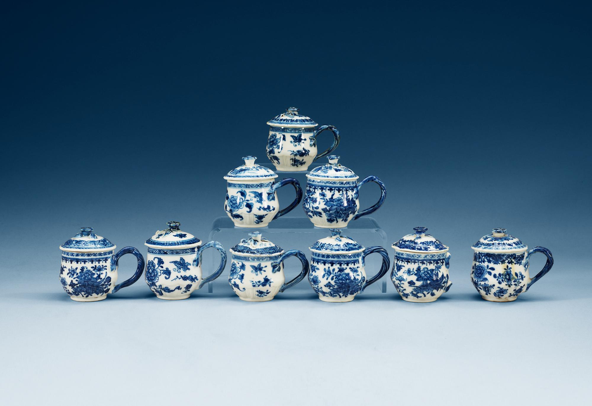 CREMEKOPPAR med LOCK, nio stycken, snarlika, kompaniporslin. Qing dynastin, Qianlong (1736-95).