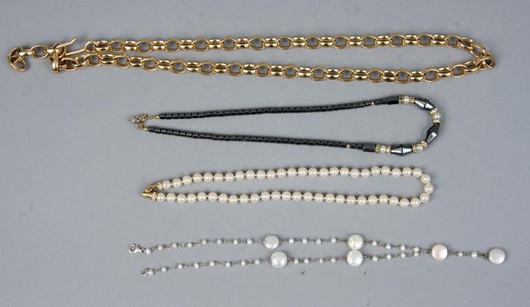 PARTI BIJOUTERIER, 87 delar, 1900-tal.