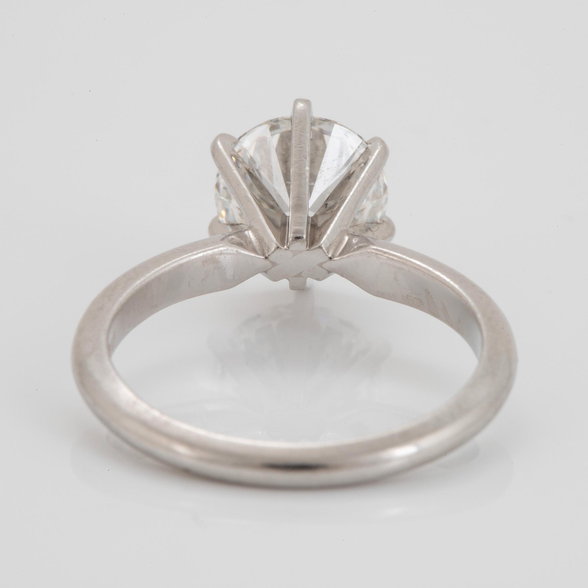 Ring platina med en rund briljantslipad diamant 2.17 ct  kvalitet G si1 enligt medföljande GIA certifkat.