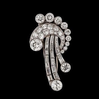 1060. An old-cut diamond brooch. Total carat weight of diamonds circa 3.50 cts.