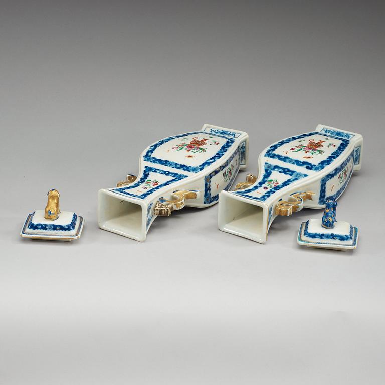 VASER med LOCK, ett par, kompaniporslin. Qing dynastin, Qianlong (1736-95).