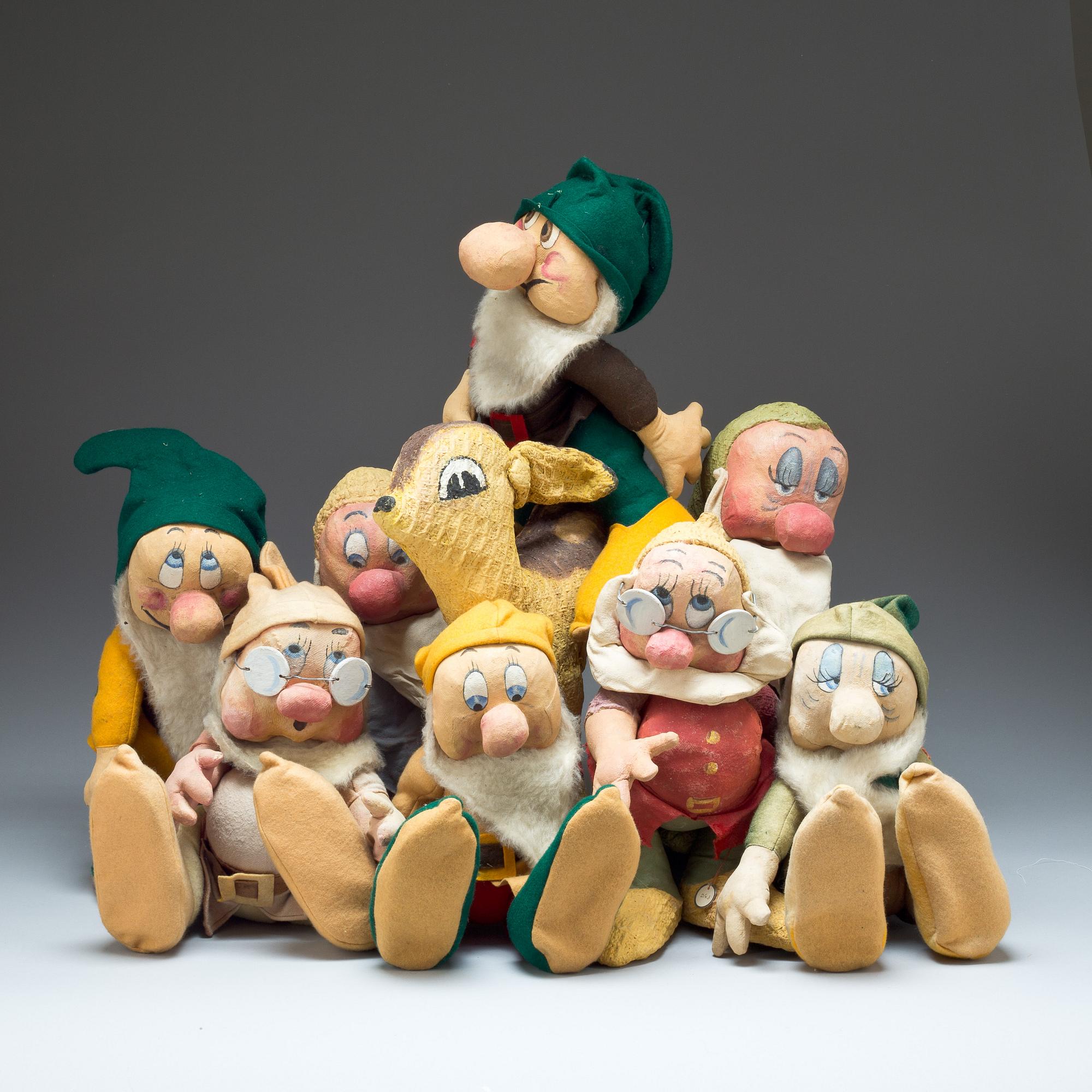 DOCKOR, 9 st, papier-maché och tyg, 1950-tal.