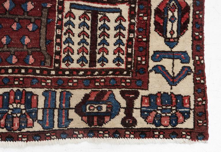 An oriental carpet, c. 290 x 200 cm.