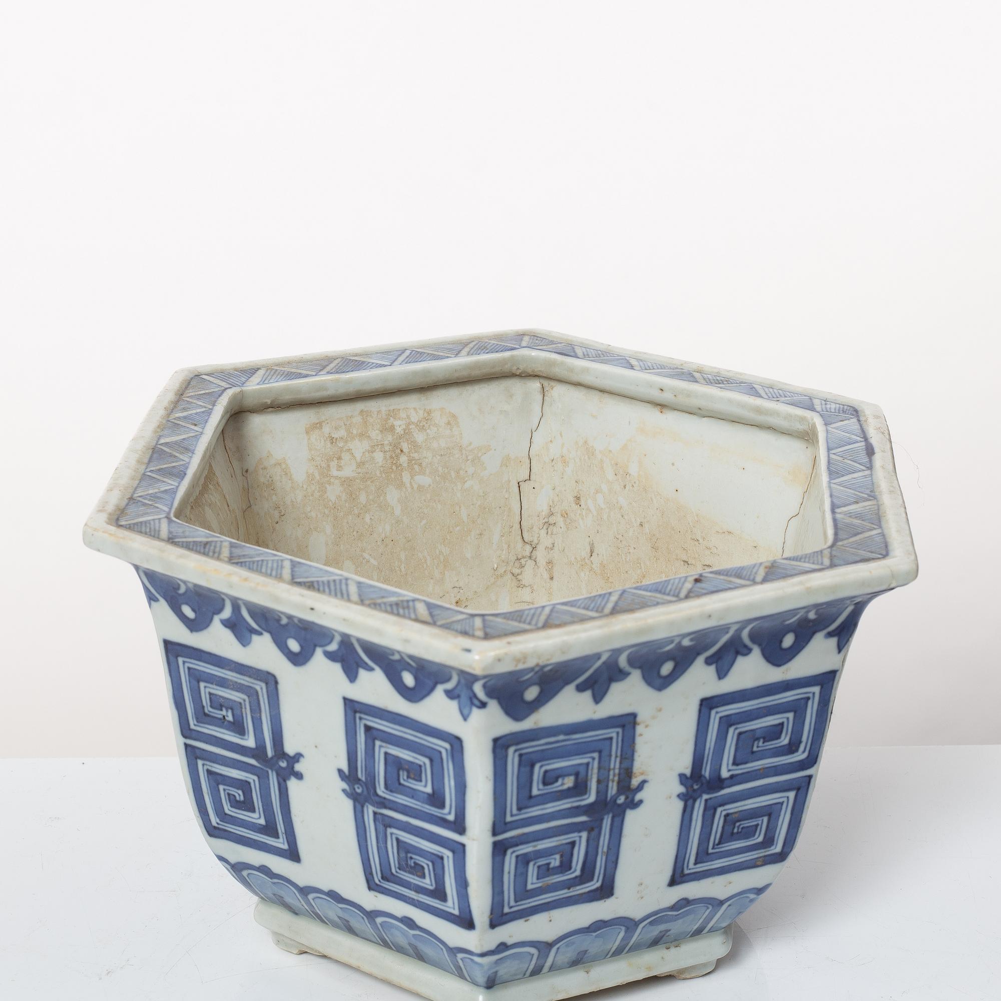 A blue and white flower pot, Qing dynasty, 19th century.