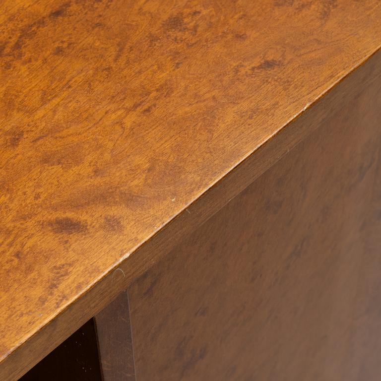 Bokhylla/ sideboard, omkring 1900-talets mitt.