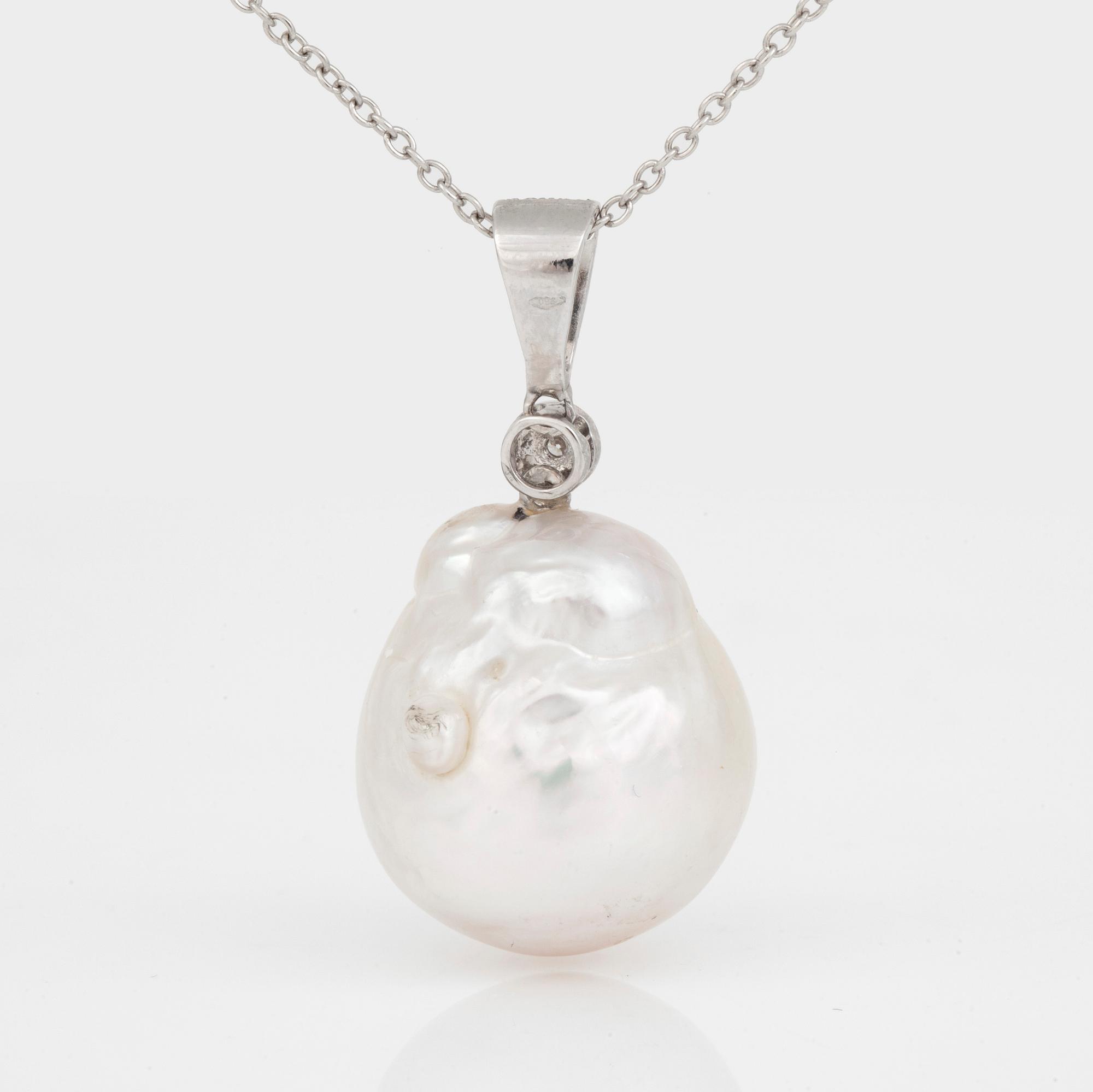 HÄNGE, med barockformad odlad 'South Sea' pärla och diamanter totalt ca 0.11 ct.