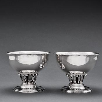 Georg Jensen, skålar 2 st, Köpenhamn  1915-1927 (otydligt), 830/1000 och 925/1000 silver, designnr 19 & 19A.