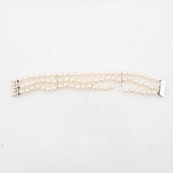 Bracelet of three strands of cultured pearls with a clasp of 18K white gold.