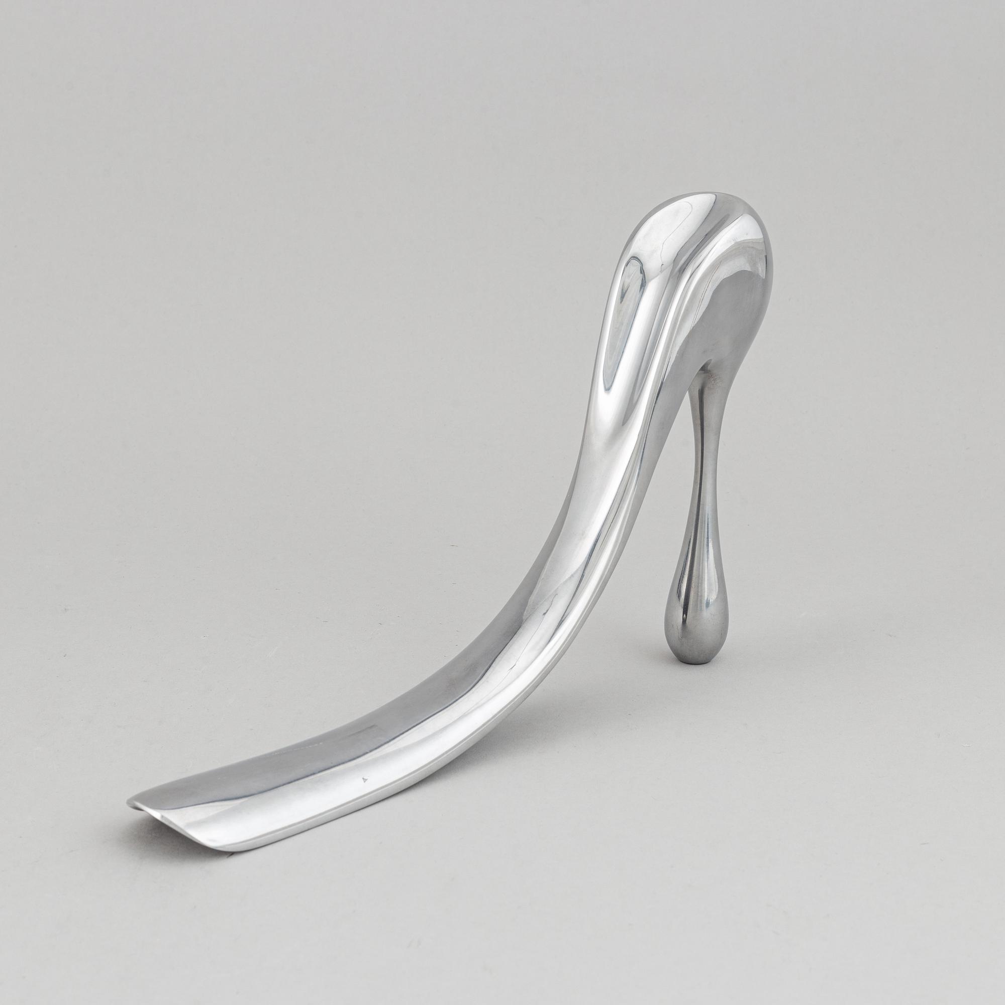 A metal shoe horn by Manolo Blahnik. Bukowskis