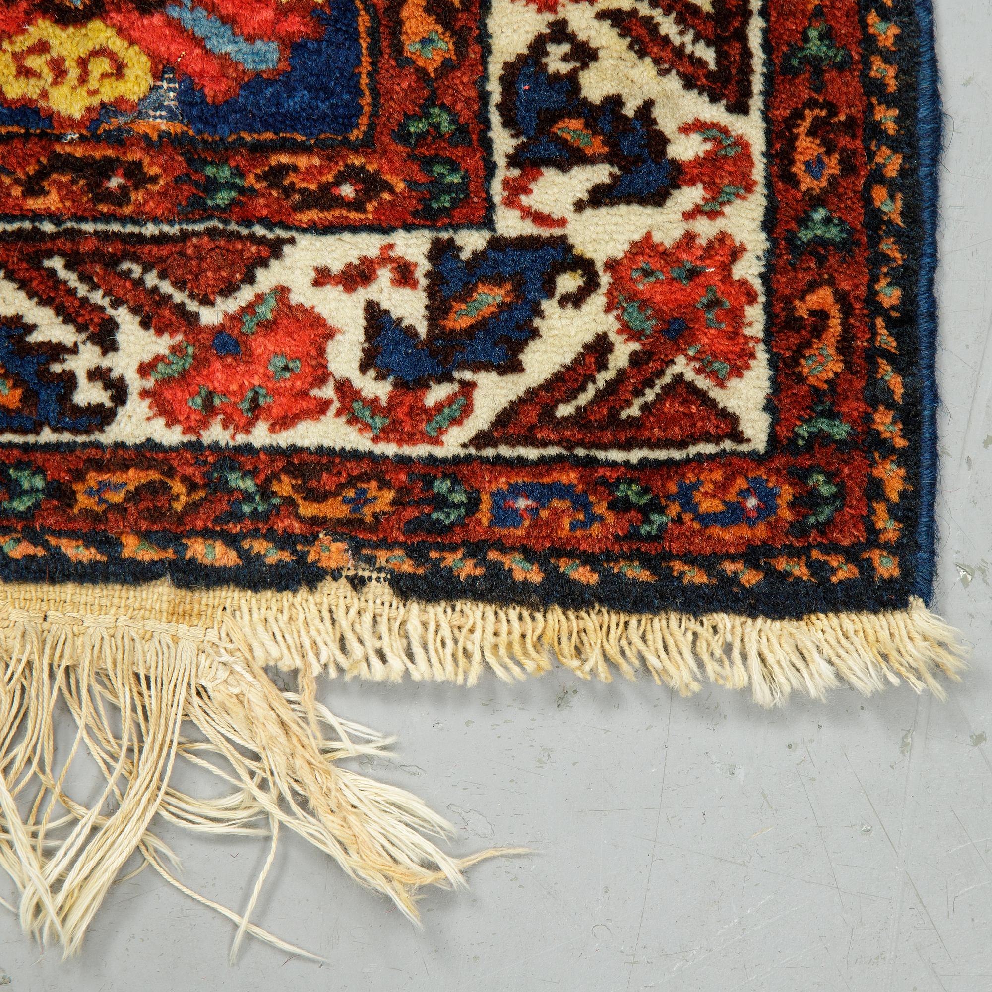 A rug, semi-antique Hamadan, ca 140 x 110 cm.