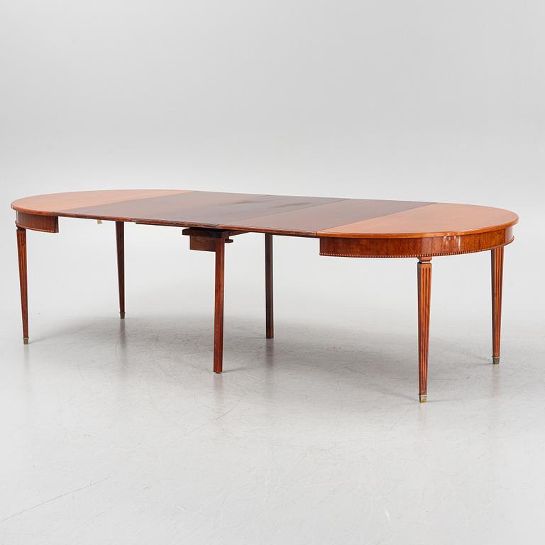 A Gustavian style mahogany dining table, 20th Century.