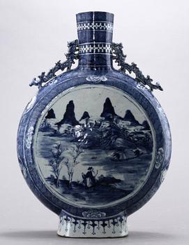 A large blue and white moon flask, late Qing dynasty.