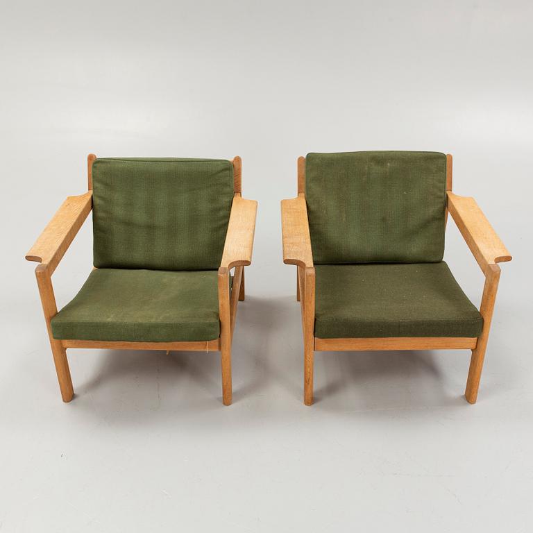 Børge Mogensen, fåtöljer, ett par, modell 22, samt en fotpall, Fredericia Möbelfabrik, Danmark.