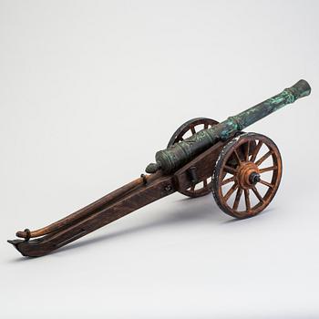 MODELLKANON, brons, kopia av fältkanon med Karl XII monogram, Svensk Metallkonst, Carlscrona, 1900-talets andra hälft.