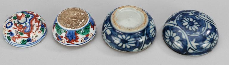 ASKAR med LOCK, 2 st, porslin. Ming- och mingstil. Trol Japan omkr 1900.
