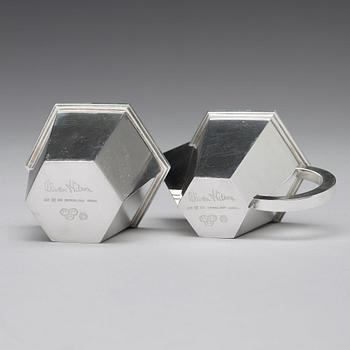 Wiwen Nilsson, sockerskål, gräddkanna och tång på bricka, Lund 1964-69, sterling.
