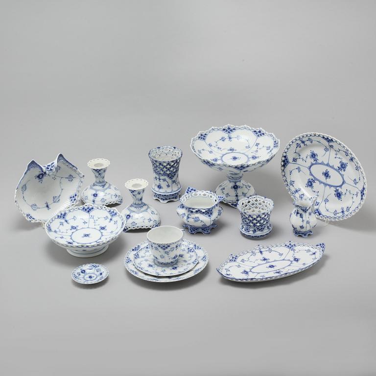 35 pieces of porcelain tableware from Royal Copenhagen, model "Musselmalet", 20th century.