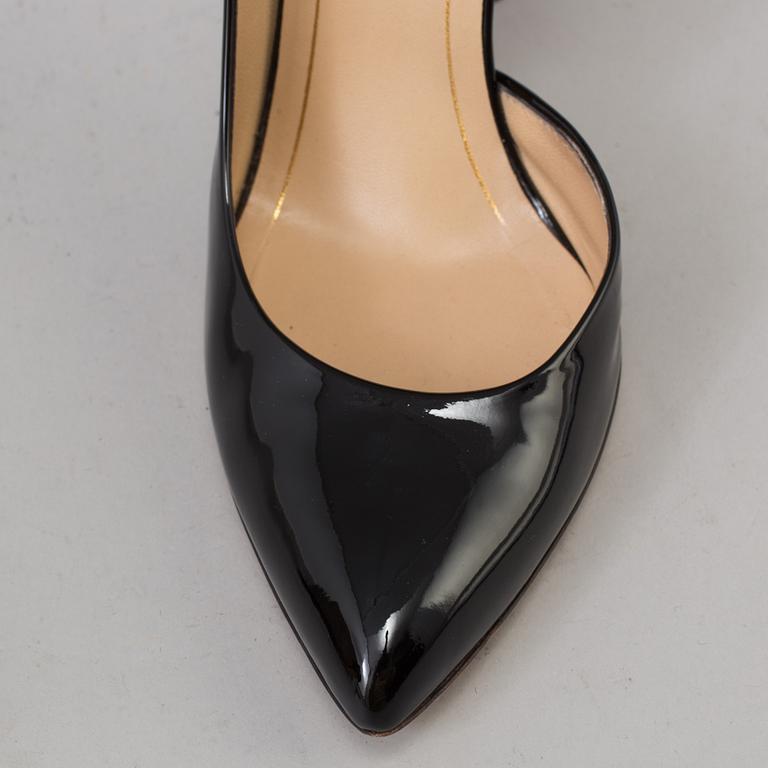 A pair of pumps by Gucci, in size 39.